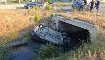 Aksident në Durrës/ Makina “fluturon” në kanal, dy vajza përfundojnë në spital (VIDEO)