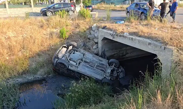 Aksident në Durrës/ Makina “fluturon” në kanal, dy vajza përfundojnë në spital (VIDEO)
