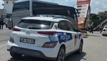 Aksident në Elbasan, autobusi del nga rruga, shmanget përplasja me pikën e karburantit