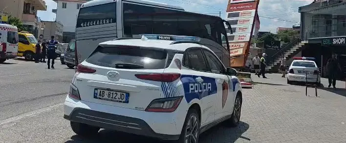 Aksident në Elbasan, autobusi del nga rruga, shmanget përplasja me pikën e karburantit