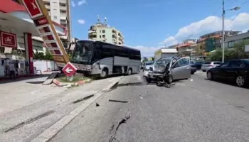 Aksident në Elbasan/ Autobusi përplaset me makinën, përfundon në karburant