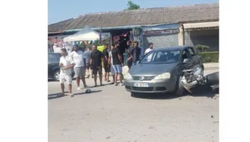 Aksident në Novoselë, përplasen një makinë dhe një motor, plagoset drejtuesi i motomjetit