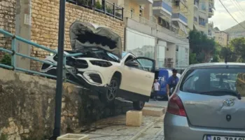 Aksident në Sarandë, ‘Benz’-i përfundon jashtë rrugës, ndahet më ‘dysh’ nga barrierat mbrojtëse