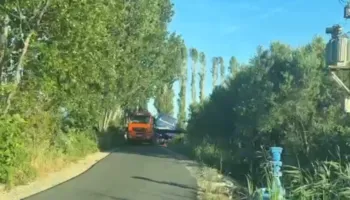 Aksident në Shëngjin, autobusi del nga rruga dhe përfundon në kanal