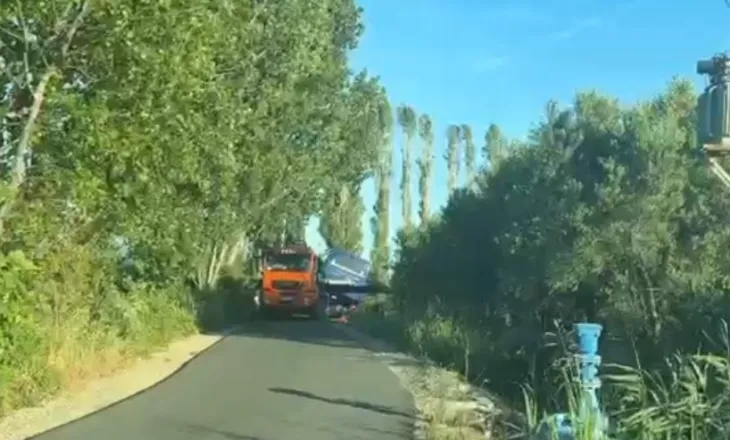 Aksident në Shëngjin, autobusi del nga rruga dhe përfundon në kanal