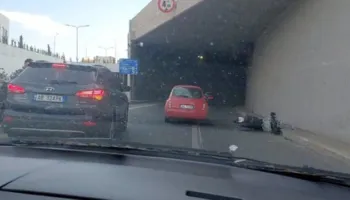 Aksident në Unazën e Madhe/ Makina merr përpara motorin pranë Rrugës së Durrësit