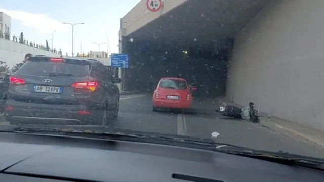 Aksident në Unazën e Madhe/ Makina merr përpara motorin pranë Rrugës së Durrësit