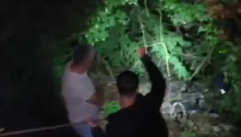Aksident pranë Syrit të Kaltër, dy persona bien me motor në humnerë