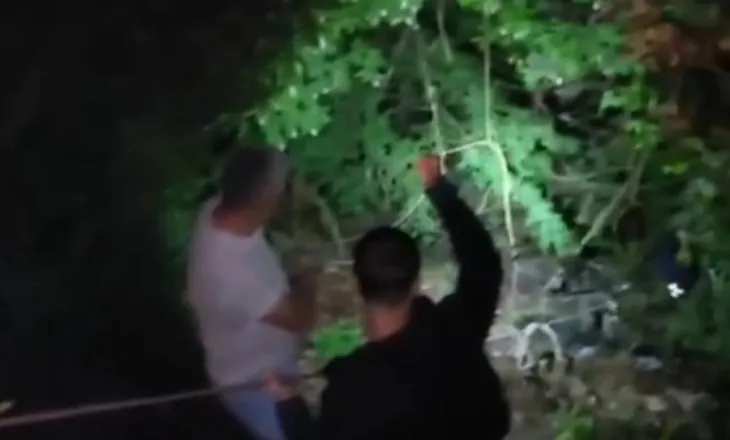 Aksident pranë Syrit të Kaltër, dy persona bien me motor në humnerë