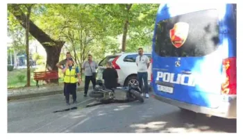 Aksident pranë urës së Drejtorisë së Policisë në Tiranë, përplasen një motomjet dhe një automjet