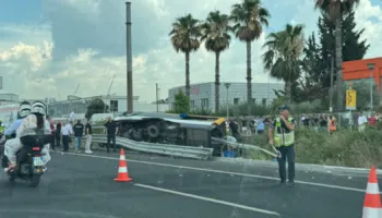 Aksident tragjik në autostradën Tiranë-Durrës, autobusi me pasagjer del nga rruga dhe përmbyset, disa persona të bllokuar, 2 viktima