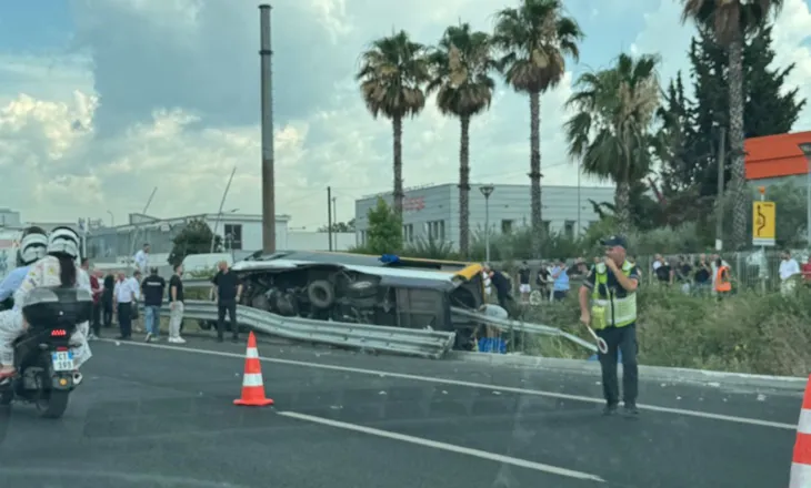 Aksident tragjik në autostradën Tiranë-Durrës, autobusi me pasagjer del nga rruga dhe përmbyset, disa persona të bllokuar, 2 viktima