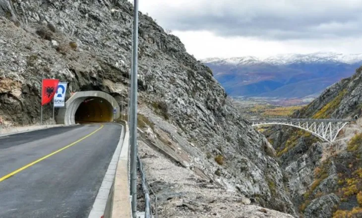 Aksident tragjik në Rrugën e Arbrit, humb jetën një person pranë tunelit të Qafës së Buallit