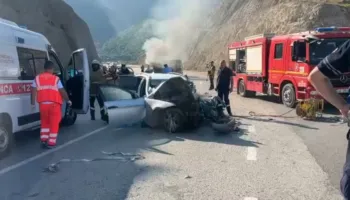 Aksident ‘zinxhir’ në Vlorë, makinat shpërthejnë në flakë! Vdes një nga shoferët