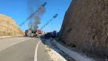 Aksidenti fatal në bypass-in e Vlorës/ Tre automjete përplasen me njëra-tjetrën, furgoni dhe vetura përfshihen nga flakët, humb jetën një 40-vjeçar