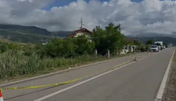 Aksidenti tragjik, shoferi i moshuar përplasi me makinë nënën me fëmijën 3 vjeç! I vogli humbi jetën në spital