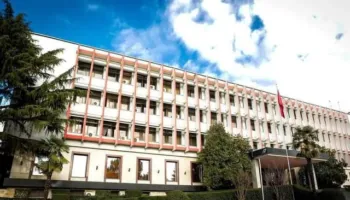 ‘Akt i turpshëm’, Ministria e Jashtme: Protestues të maskuar hoqën mbrëmë flamurin e ambasadës izraelite në Tiranë