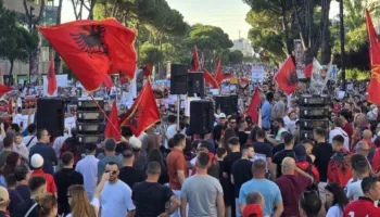 ‘Aktivistë dhe gazetarë po paguhen nga Irani, Berishës iu dogjën kartat’
