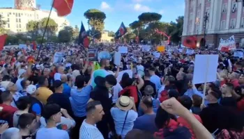 Aktivisti i bën thirrje protestuesve: E dini pse hoqën hekurat në Zvërnec?! Kujdes, s’ka negociata me këta…