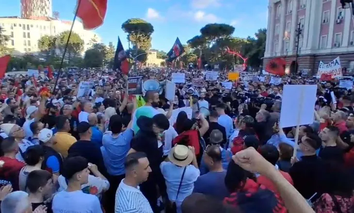 Aktivisti i bën thirrje protestuesve: E dini pse hoqën hekurat në Zvërnec?! Kujdes, s’ka negociata me këta…