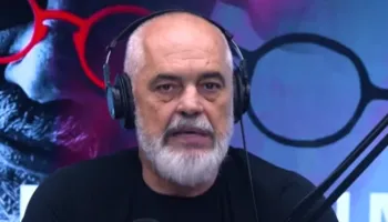 ‘Algoritmi, algoritmi, algoritmi’ – Marshimi madhështor i shqiptarëve shpërfytyron Ramën: Dëgjoni faktet, jo iluzionet
