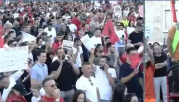 “Altin Dumanit t’i jepet edhe një mandat”/ Aktivisti thirrje nga protesta: SPAK të nisë arrestimet e politikanëve të korruptuar