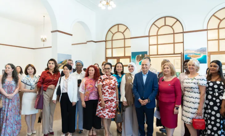 Ambasada e Republikës së Shqipërisë mirëpret ekspozitën e bashkëshorteve të ambasadorëve