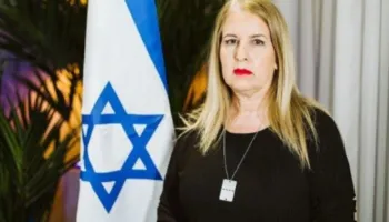 Ambasadorja e Izraelit në Tiranë reagon pas heqjes së flamurit nga protestuesit: Ky akt nuk i nderon shqiptarët