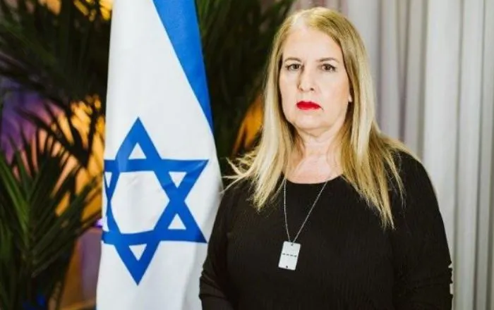 Ambasadorja e Izraelit në Tiranë reagon pas heqjes së flamurit nga protestuesit: Ky akt nuk i nderon shqiptarët