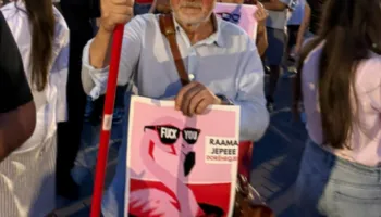 Analisti i njohur në protestën kundër Ramës, shfaqet me pankartën ‘F*ck You! Jep dorëheqjen’