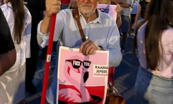 Analisti i njohur në protestën kundër Ramës, shfaqet me pankartën ‘F*ck You! Jep dorëheqjen’