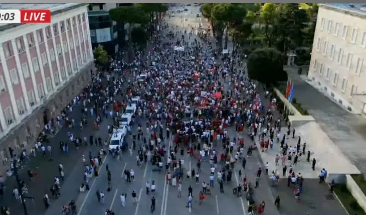 Analisti tregon grupet që fshihen pas protestave në Shqipëri