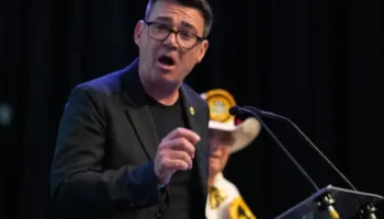 Andy Burnham mund të marrë drejtimin e Laburistëve më 17 korrik pas dorëheqjes së Starmer