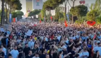 “Anulo projektet”, ja kërkesat për Qeverinë/ Pas më shumë se 3 orësh mbyllet protesta përpara Kryeministrisë për Zvërnecin