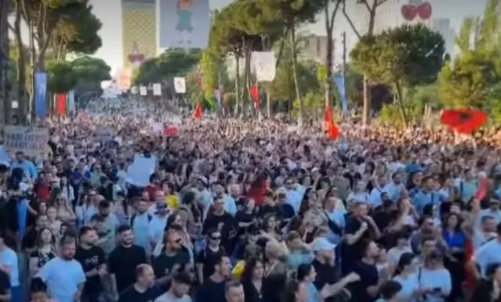 “Anulo projektet”, ja kërkesat për Qeverinë/ Pas më shumë se 3 orësh mbyllet protesta përpara Kryeministrisë për Zvërnecin