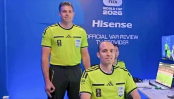 Arbitri akuzohet se bëri gjest të “supremacisë së bardhë” në transmetim, gjatë Botërorit. Ja çfarë do të thotë