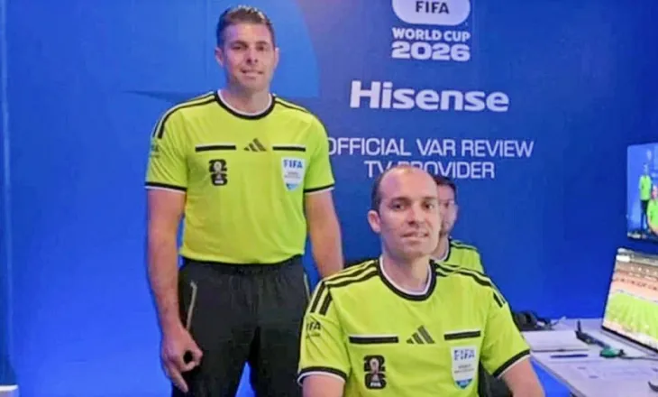 Arbitri akuzohet se bëri gjest të “supremacisë së bardhë” në transmetim, gjatë Botërorit. Ja çfarë do të thotë