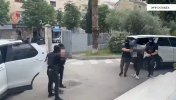 Armë zjarri, granata dhe drogë, tre të arrestuar në Durrës