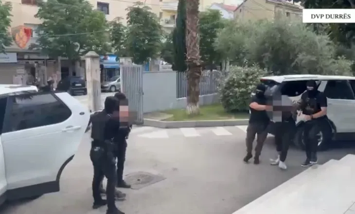 Armë zjarri, granata dhe drogë, tre të arrestuar në Durrës