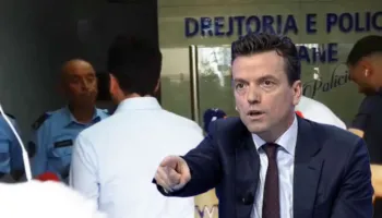 Arrestimi i protestuesve/ Agron Shehaj futet brenda Drejtorisë së Policisë