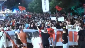 “Arrestoni Ballukun”/ Tubim madhështor kundër Ramës, protestuesit njëzëri: Ju erdhi fundi