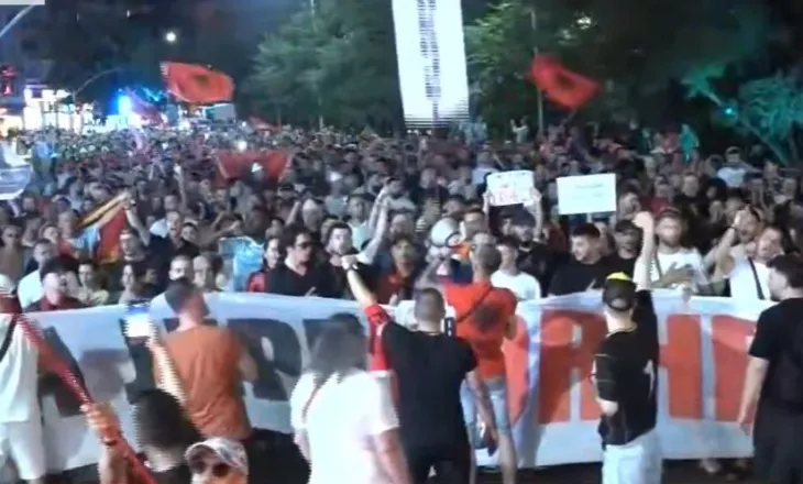“Arrestoni Ballukun”/ Tubim madhështor kundër Ramës, protestuesit njëzëri: Ju erdhi fundi
