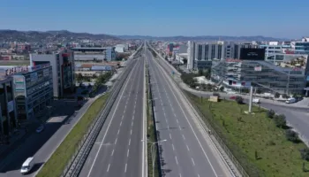 ARRSH hap procedurën për 6 mbikalime këmbësorësh në autostradën Tiranë–Durrës