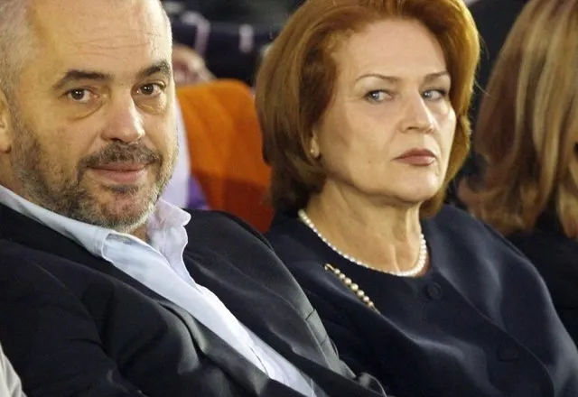 Arta Dade refuzon Edi Ramën: Nuk marr medalje nga antimitingu i korrupsionit
