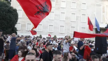 ‘Associated Press’ dhe ‘Reuters’/ Dy agjencitë më të mëdha në botë transmetojnë LIVE protestën