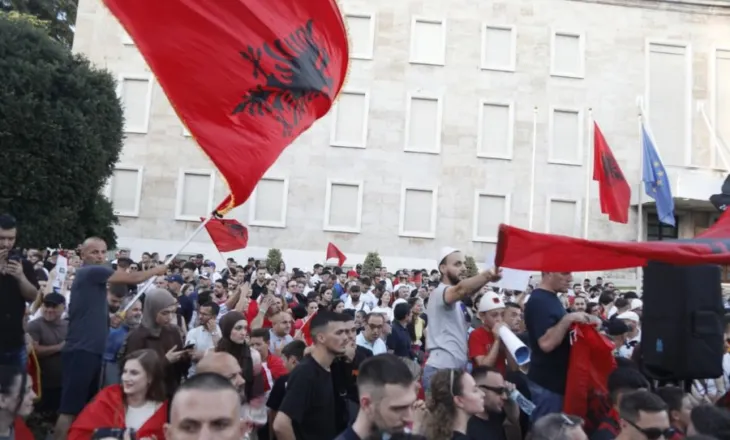 ‘Associated Press’ dhe ‘Reuters’/ Dy agjencitë më të mëdha në botë transmetojnë LIVE protestën
