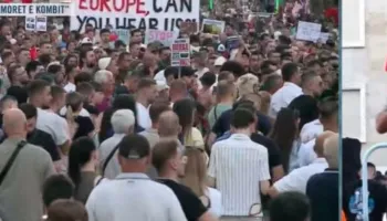 “Ata pushtetin, ne Shqipërinë”, protestuesi: Ky shesh sot po flet, po presidenti pse hesht?!