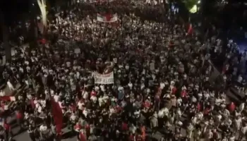“Atdheu nuk është në shitje”/ Turma e protestuesve marshojnë rrugëve të Tiranës, ushton thirrja: Rama jepe dorëheqjen!
