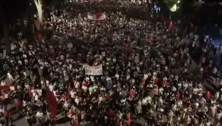 “Atdheu nuk është në shitje”/ Turma e protestuesve marshojnë rrugëve të Tiranës, ushton thirrja: Rama jepe dorëheqjen!