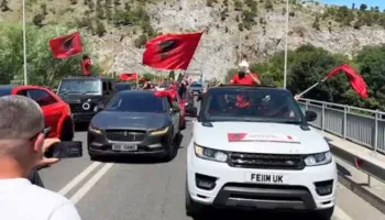 Autokolona kilometrike mbërrin në Tiranë/ Flamujt kuq e zi tërheqin vëmendjen